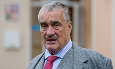 Předseda TOP 09 Karel Schwarzenberg odchází z obecního úřadu v Sýkořici na Rakovnicku, kde 25. října odevzdal svůj hlas ve volbách do Poslanecké sněmovny.---Leader of TOP 09 Karel Schwarzenberg votes during early parliamentary elections in Sykorice, Rakovnik Region, Friday, Oct. 25, 2013. Czech Republic holds the elections Oct. 25-26. (CTK Photo/Vit Simanek) (ČTK)