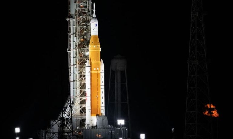 Raketa SLS s kosmickou lodí Orion před startem (NASA / se souhlasem)