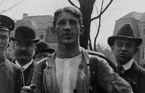 Emerich Rath v roce 1909 po závodě v chůzi se zátěží 32 kilogramů (eSbírky – kulturní dědictví on-line, Národní muzeum, CC BY 4.0)