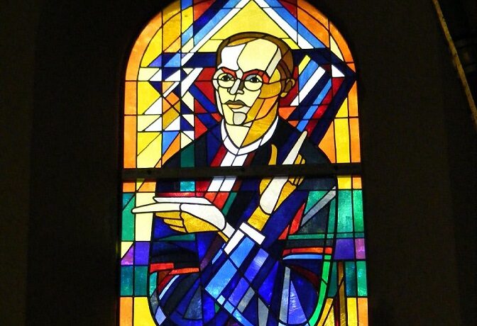 Vitrážové okno s Bonhoefferovým vyobrazením v bazilice sv. Jana v Berlíně (WikiCommons / CC-BY-SA-2.0 (volné dílo))
