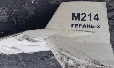 Zbytky íránského dronu s ruskými nápisy na Ukrajině. (Kremlin.ru / Wikimedia Commons / CC BY 4.0/Mil.gov.ua)