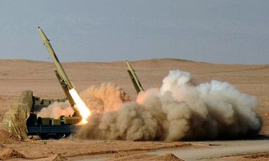 Odpálení rakety Fateh-110 (Hossein Velayati, wikimedia commons / CC BY 4.0)