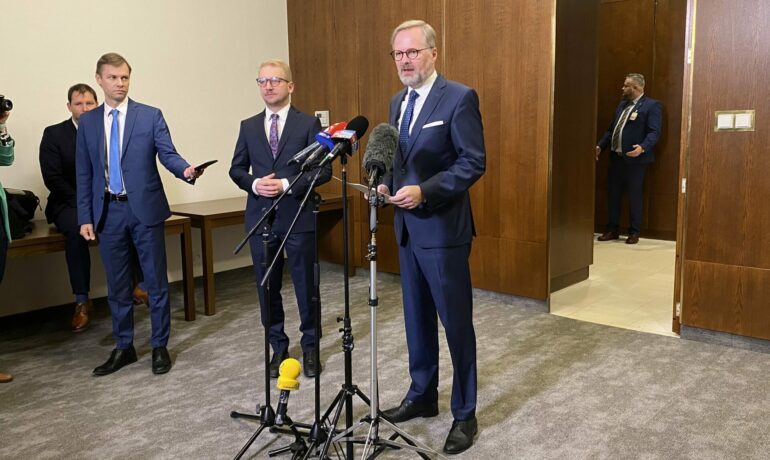 Premiér Petr Fiala (ODS) před odletem na jednání předsedů vlád visegrádské čtyřky. (Vojtěch Laštůvka / FORUM 24)