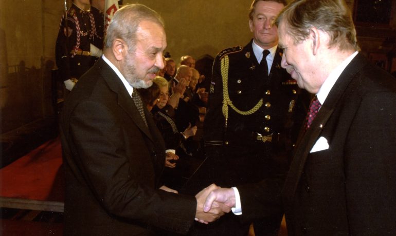 Prezident České republiky Václav Havel uděluje Ing. Karlu Holomkovi
Medaili Za zásluhy III. stupně (2002) (Pavel Štecha / se souhlasem)