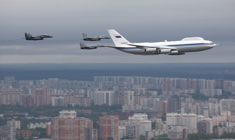 Iljušin Il-80 v doprovodu stíhačů nad Moskvou při přehlídce v roce 2010  (Leonid Faerberg / Wikimedia Commons / CC BY 4.0)