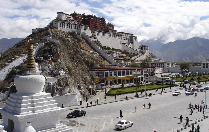 Pohled z úpatí Čagpori na palác Potála v tibetské Lhase (Ondřej Žváček / Wikimedia Commons / Public Domain)
