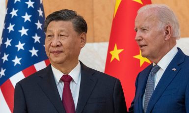 Čínský prezident Si Ťin-pching a americký prezident Joe Biden na summitu velkých světových ekonomik G20 (ČTK / AP / Alex Brandon)