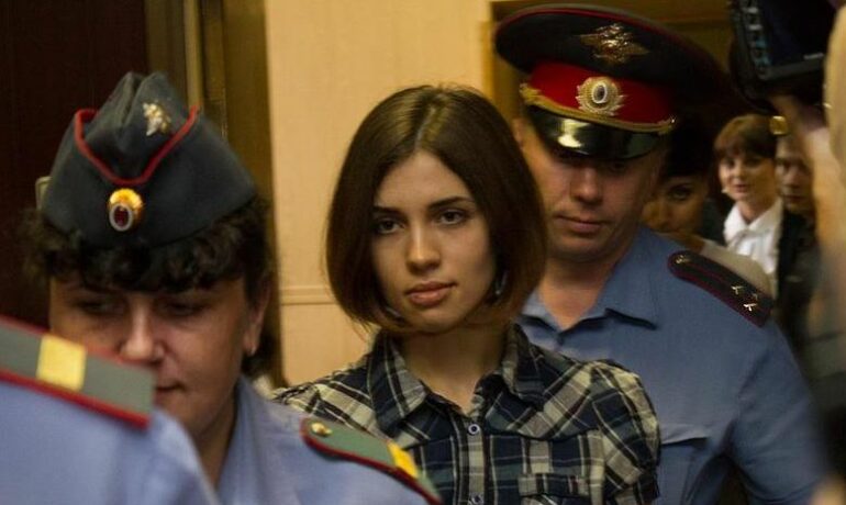 Naděžda Tolokonnikovová z Pussy Riot u soudu v roce 2012. (Denis Bočkarev / Wikimedia Commons / CC BY 3.0)