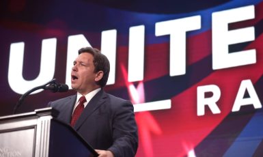 Republikánský guvernér Ron DeSantis na Floridě obhájil mandát (Gage Skidmore from Surprise, AZ, United States of America / CC BY-SA 2.0 / Wikimedia Commons)