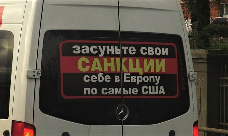 Slogan "Strčte si své sankce až do Evropy" na minibusu ve Volgogradu. To bylo v roce 2015, kdy postih ruské ekonomiky nebyl zdaleka tak výrazný jako dnes. (commons.wikimedia.org/CC BY 3.0/Rartat)