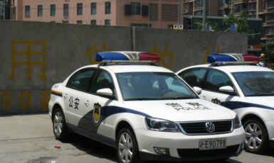 Policejní vůz v Šanghaji. Ilustrační foto (Can Pac Swire, wikimedia, CC BY-SA 2.0)