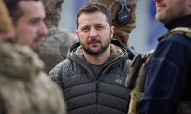 "Postupujeme," řekl Zelenskyj ukrajinským vojákům v Chersonu. "Jsme připraveni na mír, mír pro celou naši zemi," uvedl (Офіс Президента / se souhlasem)