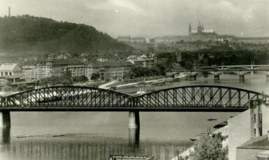 Most neodmyslitelně formuje pražské panorama. Snímek z roku 1935 (Magistrát hlavního města Prahy / se souhlasem)