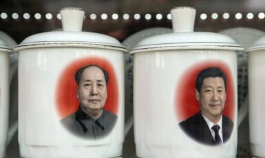 Čínský porcelán s portréty komunistických vůdců Mao Ce-tunga a Si Ťin-pchinga (Wikimedia Commons / CC BY-SA 3.0 / Public Domain)