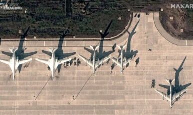 Na ruské základně Engels-2 byly spatřeny dvě desítky bombardérů Tu-95 a Tu-160. (@UkraineRussia2 / se svolením)