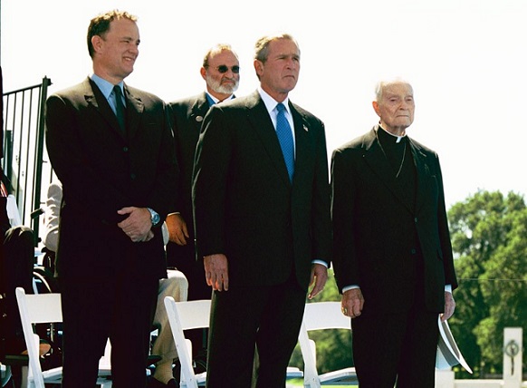 Herec Tom Hanks, prezident George W. Bush a arcibiskup Philip M. Hannan při ceremoniálu na paměť skončení druhé světové války (Washington, 29. 5. 2004) (WikiMedia / George W. Bush Presidential Center (volné dílo))