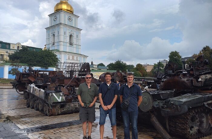 Libor Winkler (první zleva) jezdí na Ukrajinu a do Kyjeva pravidelně i v době války (Fotosbírka Libora Winklera (se svolením))