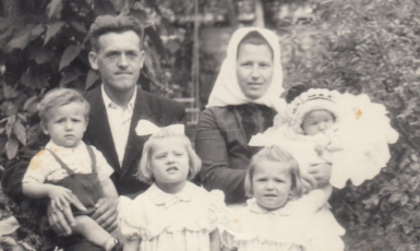 Marie a Františka Řezáčovy s rodinou. (Post Bellum / se souhlasem)