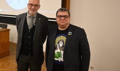 Polský historik Andrzej Nowak s českým historikem a filosofem Petrem Hlaváčkem na FF UK (23. 11. 2022) (Matěj Čermák (se svolením autora))