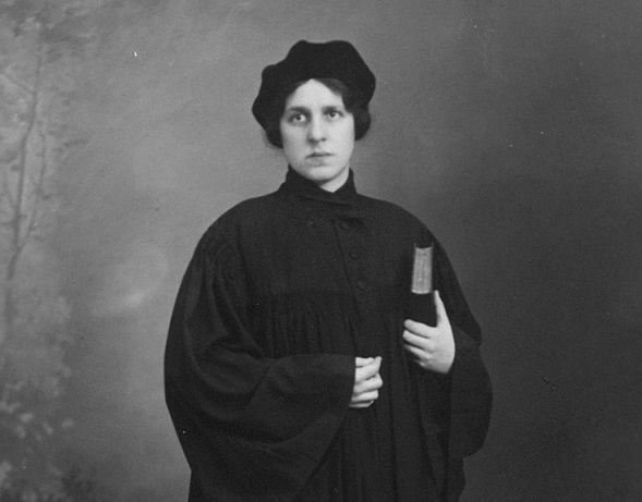 Regina Jonasová (1902-1944) byla první ženou-rabínkou na světě (Wikimedia Commons / Public Domain)