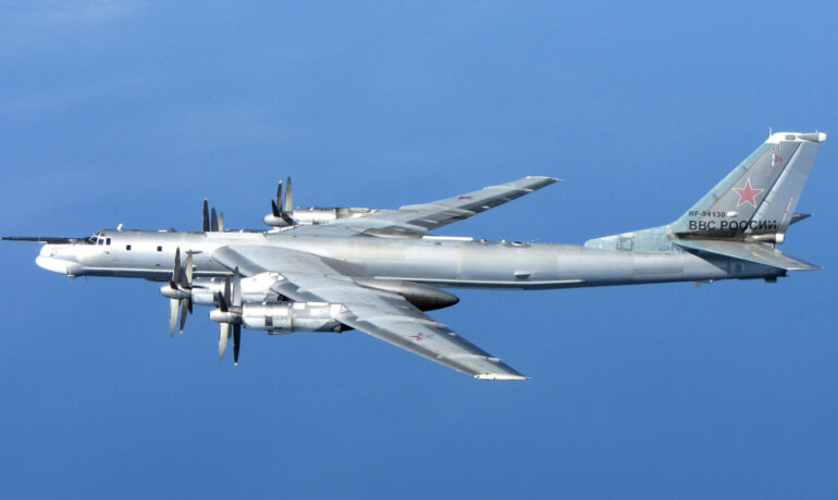 Ruský bombardér Tu-95 (RAF / Wikimedia Commons / OGL v1.0)