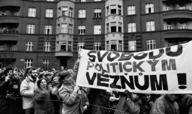 Demonstrace na Škroupově náměstí 10. prosince 1988 (Paměť národa/se svolením)