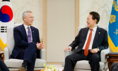 Jens Stoltenberg na setkání s jihokorejským ministrem zahraničí Park Jinem v Soulu (NATO / se souhlasem)