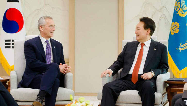 Jens Stoltenberg na setkání s jihokorejským ministrem zahraničí Park Jinem v Soulu (NATO / se souhlasem)