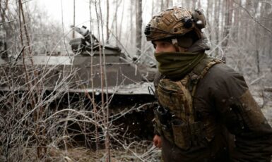 Ukrajinský voják u obrněného vozidla (Generální štáb ukrajinské armády, se souhlasem)