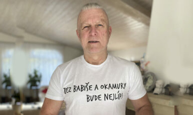 Hokejová legenda Jiří Hrdina v tričku Bez Babiše a Okamury bude nejlíp! (FORUM 24)