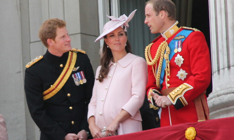 Harry, Kate a William v době, kdy ještě královská rodina neřešila interní problémy. (Carfax2 / Wikimedia Commons / CC BY-SA 3.0)