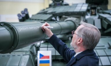 Český premiér Petr Fiala píše přání na tank odesílaný na Ukrajinu. (Úřad vlády ČR)