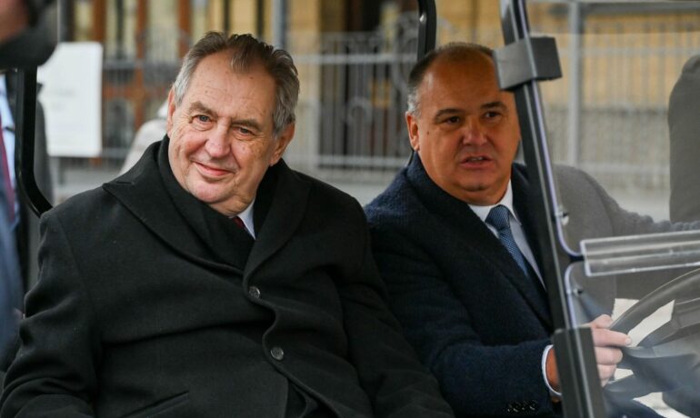 Prezident Miloš Zeman a starosta Náchoda Jan Birke (ČSSD) v golfovém vozíku. (Kancelář prezidenta republiky)