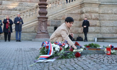 Předsedkyně Poslanecké sněmovny pokládá k památníku Jana Palacha květiny (Pavel Šmejkal, FORUM 24)