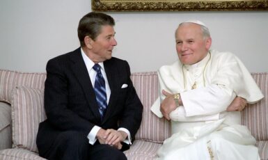Setkání papeže Jana Pavla II. s americkým prezidentem Ronaldem Reaganem (Aljaška, 1984). (White House Photographic Collection / Wikimedia Commons / Public Domain)