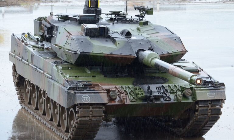 Německý tank Leopard 2A6 (Von synaxonag / Wikimedia Commons / CC BY 2.0)
