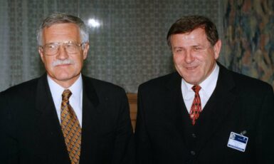 Tehdejší premiér České republiky Václav Klaus (vlevo) a slovenský premiér Vladimír Mečiar. (ČTK / Mišauerová Jana)