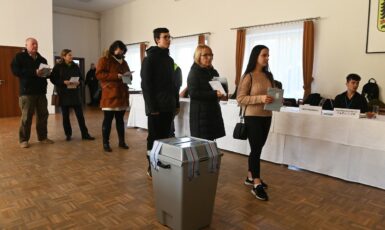 Lidé čekají ve frontě ve volební místnosti při prvním kole prezidentských voleb, 14. ledna 2023, Horní Bludovice, Karvinsko. (ČTK / Ožana Jaroslav)