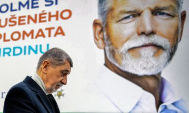 Andrej Babiš (ANO) před billboardem Petra Pavla. (ČTK / Petrášek Radek)