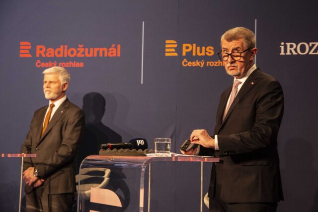 Petr Pavel a Andrej Babiš v prezidentské debatě Českého rozhlasu. (Pavel Hofman / FORUM 24)