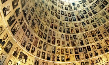 Hala se jmény obětí holocaustu v památníku Jad vašem v Jeruzalémě. (David Shankbone / Wikimedia Commons /Public Domain)