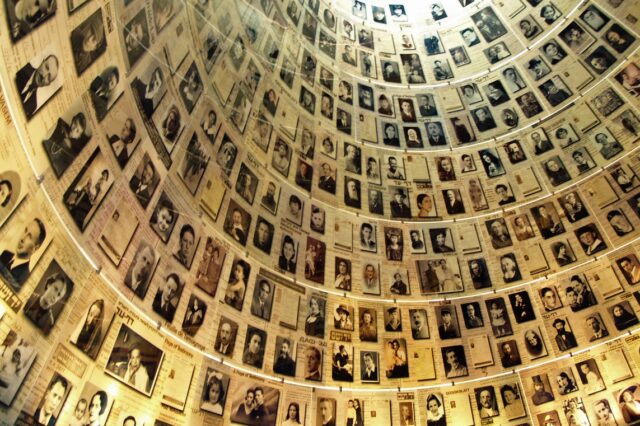 Hala se jmény obětí holocaustu v památníku Jad vašem v Jeruzalémě. (David Shankbone / Wikimedia Commons /Public Domain)