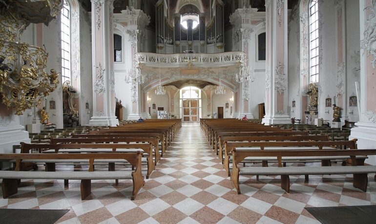 Interiér kostela sv. Petra v Mohuči, v němž Guardini též působil (José Luiz Bernardes Ribeiro / CC BY-SA 4.0 / wikimedia)