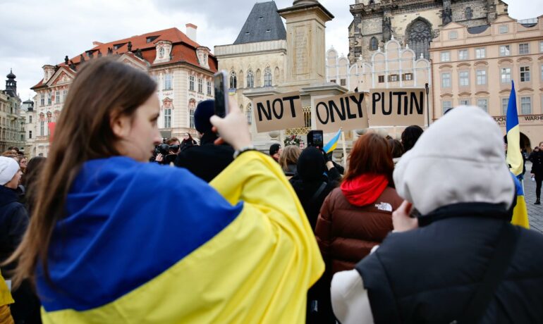 Demonstrace proti ruské válečné agresi vůči Ukrajině na Staroměstském náměstí v Praze (24. 2. 2023) (Pavel Hofman / FORUM 24)