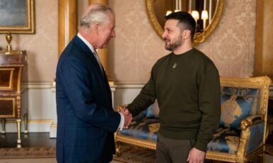 Britský král Karel III. a ukrajinský prezident Volodymyr Zelenskyj (Prezidentská kancelář Ukrajiny, se souhlasem)