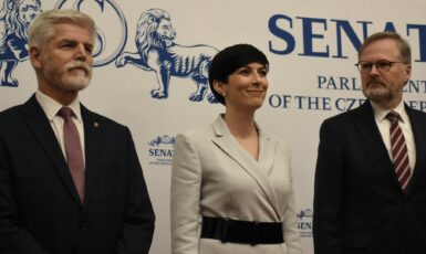 Nově zvolený prezident České republiky Petr Pavel, předsedkyně sněmovny Markéta Pekarová Adamová a premiér Fiala na schůzce v senátu (FORUM 24 / Vojtěch Laštůvka)