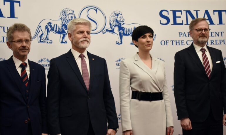 Premiér Petr Fiala (ODS), předsedkyně poslanecké sněmovny Markéta Pekarová Adamová (TOP 09), nově zvolený prezident Petr Pavel a předseda senátu Miloš Vystrčil na schůzce v senátu (Vojtěch Laštůvka / FORUM 24)