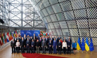 Lídři států Evropské unie na summitu v Bruselu spolu s ukrajinským prezidentem (Evropská komise / se souhlasem)