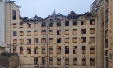 Obytný dům v Charkově zasáhli ruští okupanti (Charkovská oblastní prokuratura, se souhlasem)