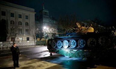 Od pátečního rána stojí přímo na chodníku před ruským velvyslanectvím zničený tank (Profimedia)